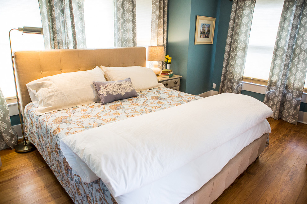 Idee per una camera degli ospiti chic di medie dimensioni con pareti blu e pavimento in legno massello medio