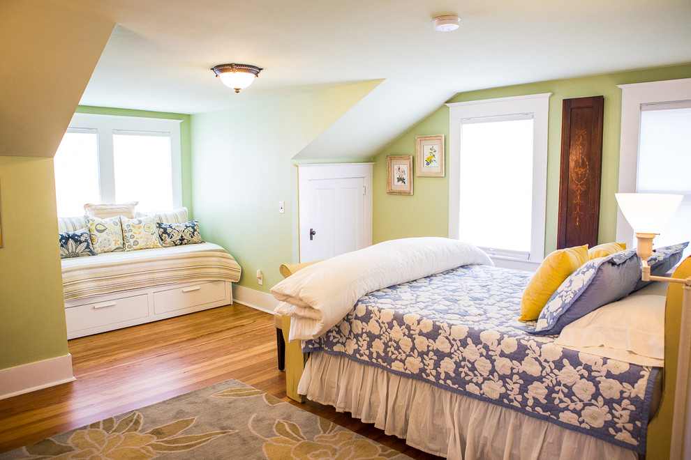 Imagen de habitación de invitados clásica de tamaño medio con paredes verdes y suelo de madera en tonos medios