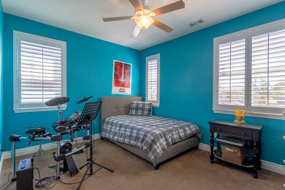 Ispirazione per una camera degli ospiti chic di medie dimensioni con pareti blu, moquette e pavimento beige