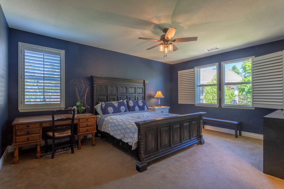 Réalisation d'une chambre tradition de taille moyenne avec un mur bleu et un sol beige.