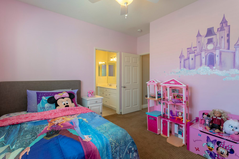 Réalisation d'une chambre tradition de taille moyenne avec un mur rose et un sol beige.