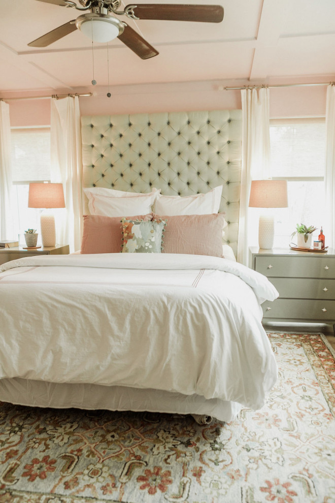 Esempio di una piccola camera matrimoniale minimalista con pareti rosa, parquet chiaro e pavimento beige
