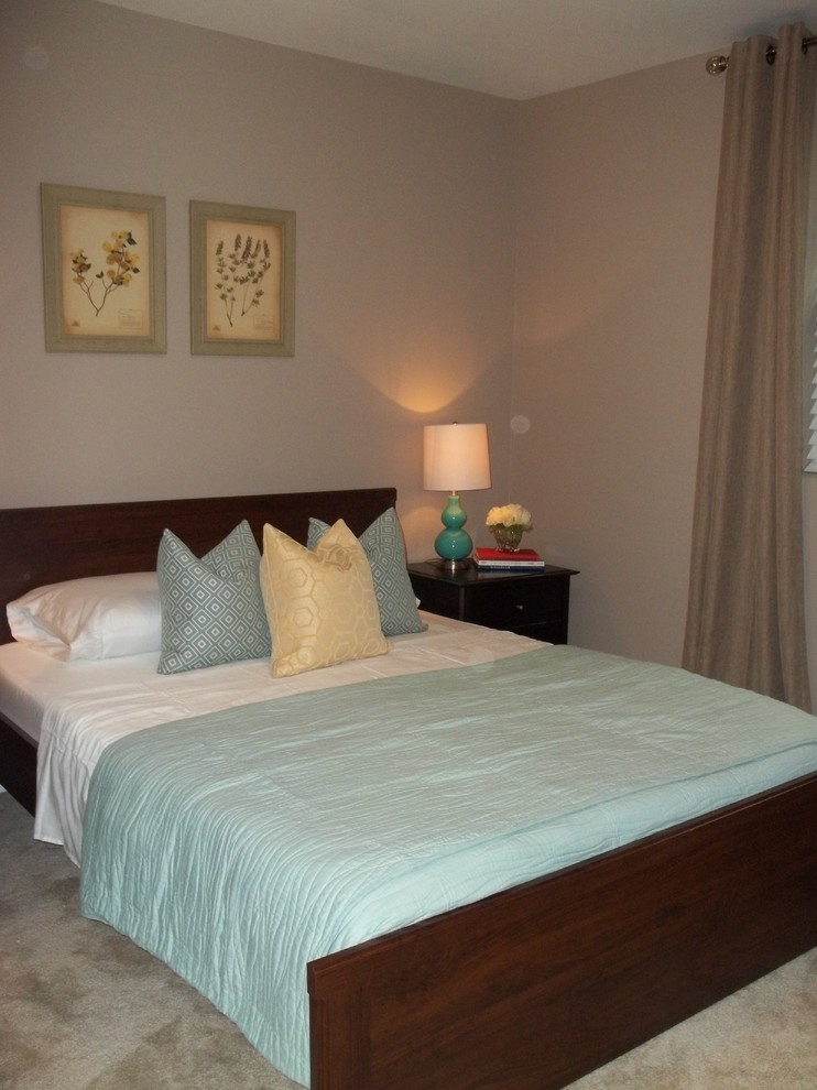 Свежая идея для дизайна: маленькая гостевая спальня (комната для гостей) в современном стиле с коричневыми стенами и ковровым покрытием для на участке и в саду - отличное фото интерьера