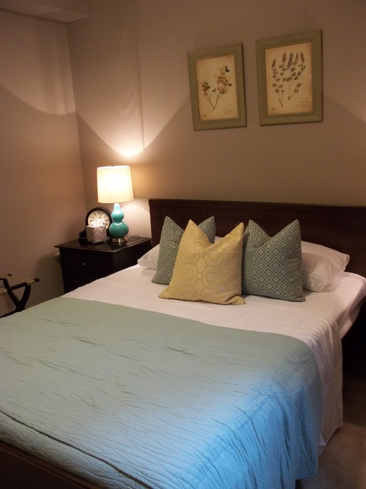 Immagine di una piccola camera degli ospiti contemporanea con pareti marroni e moquette