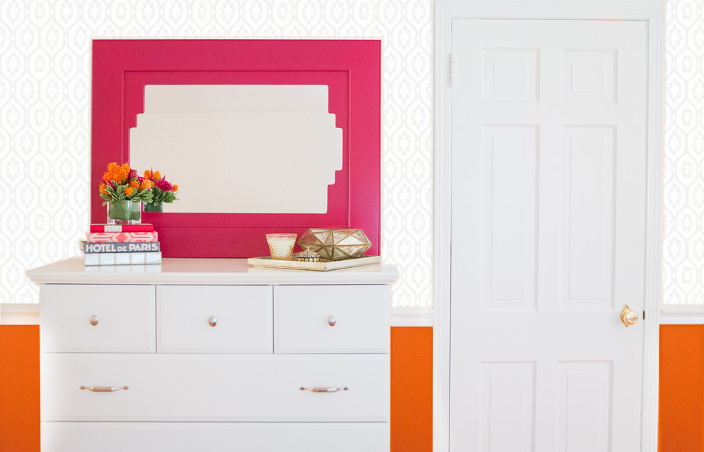 ミネアポリスにあるコンテンポラリースタイルのおしゃれな寝室 (オレンジの壁、無垢フローリング)
