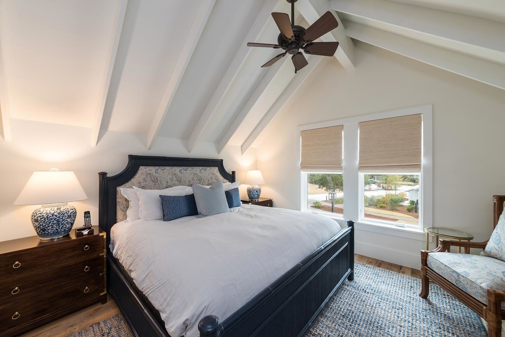 Пример оригинального дизайна: спальня среднего размера в морском стиле с белыми стенами, светлым паркетным полом и коричневым полом без камина