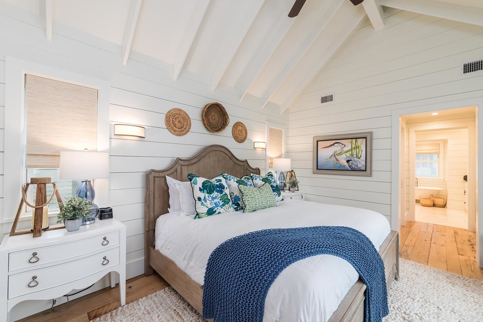 Immagine di una camera da letto stile marinaro di medie dimensioni con pareti bianche, parquet chiaro, nessun camino e pavimento marrone
