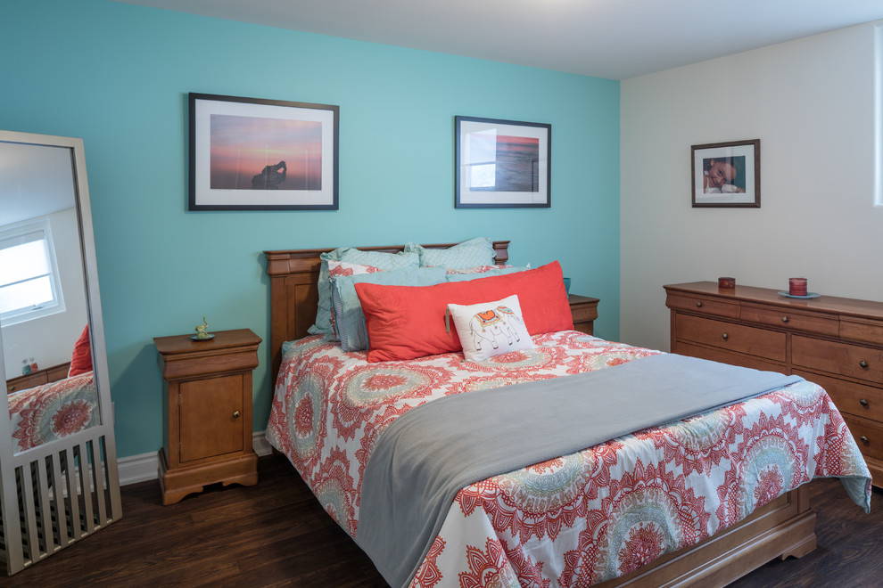 Источник вдохновения для домашнего уюта: гостевая спальня среднего размера, (комната для гостей) в стиле неоклассика (современная классика) с синими стенами и полом из ламината