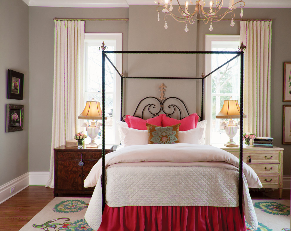 Стильный дизайн: большая хозяйская спальня в классическом стиле с серыми стенами, темным паркетным полом и коричневым полом без камина - последний тренд