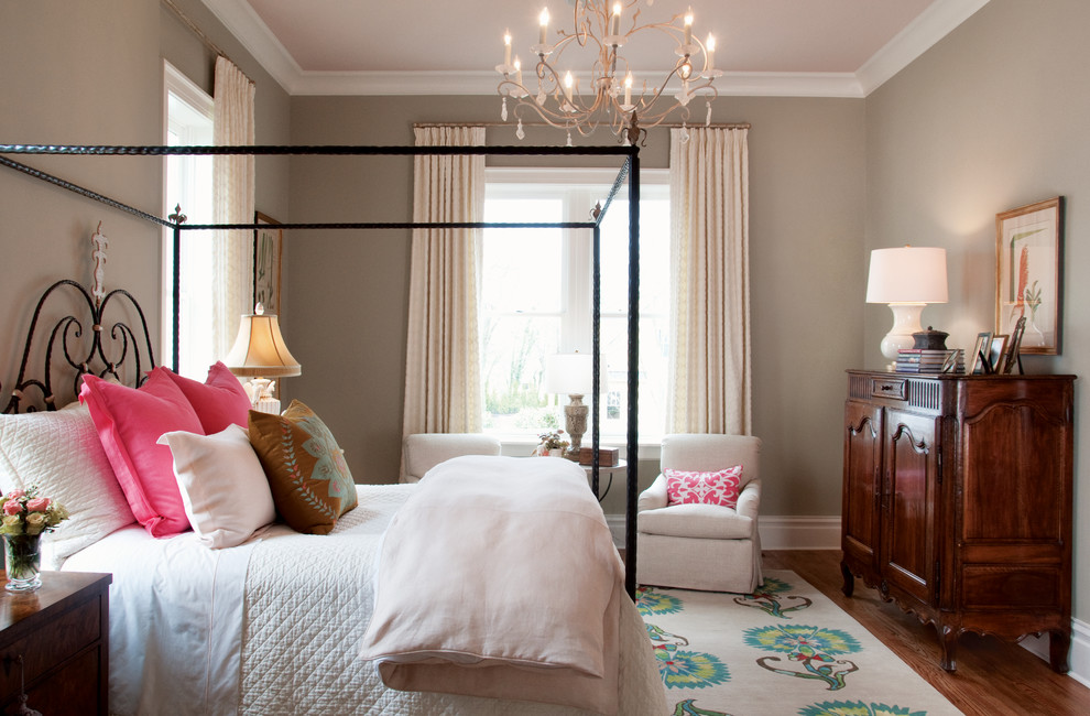 Пример оригинального дизайна: большая хозяйская спальня в классическом стиле с серыми стенами, темным паркетным полом и коричневым полом без камина