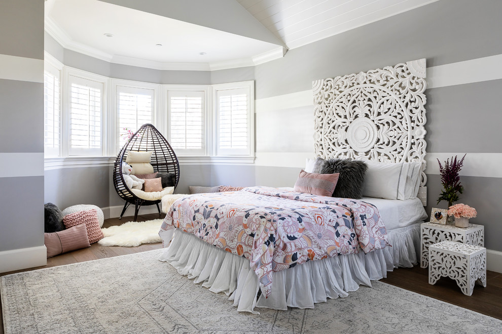 Пример оригинального дизайна: большая гостевая спальня (комната для гостей) в стиле модернизм с серыми стенами, светлым паркетным полом и коричневым полом