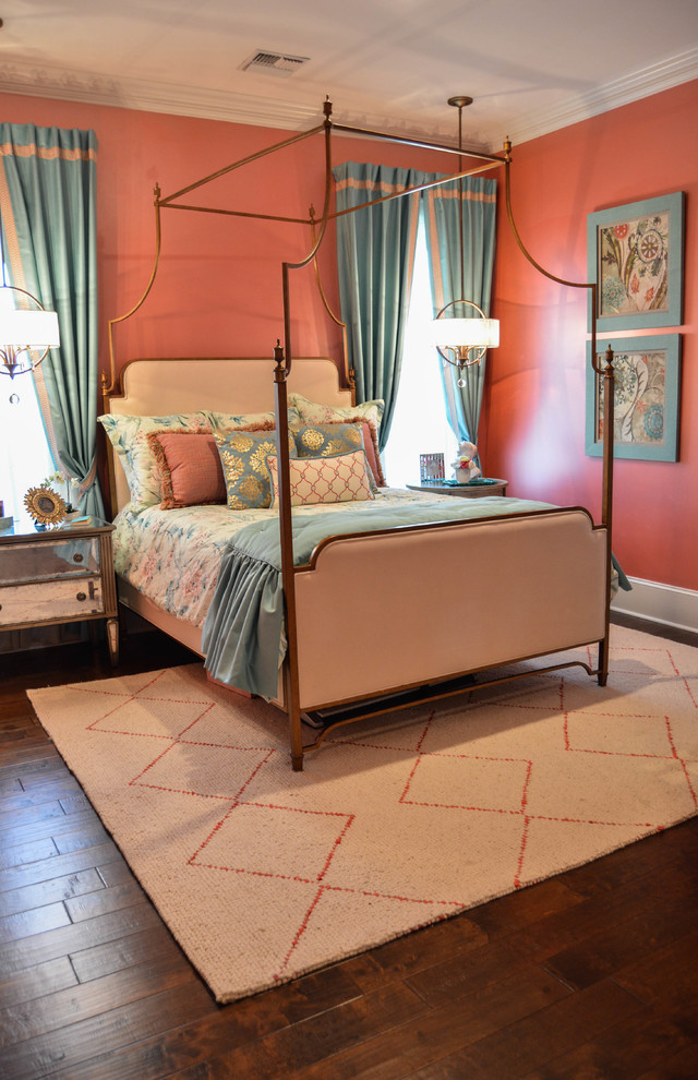 Inspiration för ett stort vintage gästrum, med rosa väggar och mörkt trägolv
