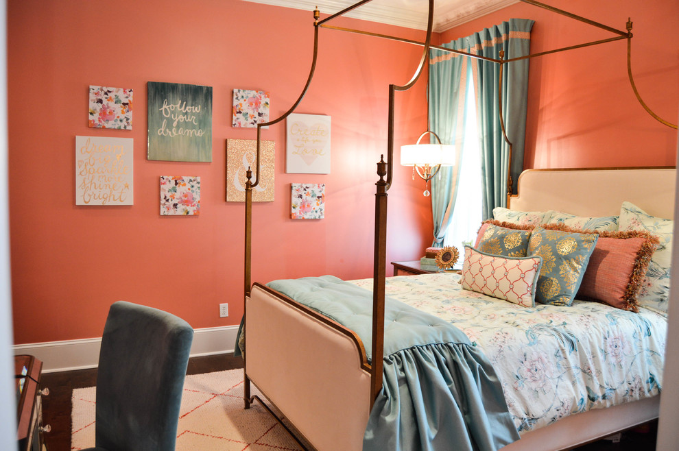 Idee per una grande camera degli ospiti chic con pareti rosa, parquet scuro e nessun camino