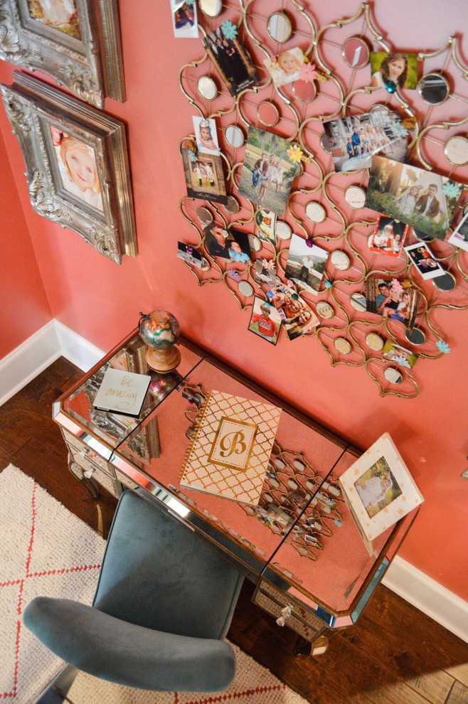 ニューオリンズにある広いトランジショナルスタイルのおしゃれな客用寝室 (ピンクの壁、濃色無垢フローリング、暖炉なし)