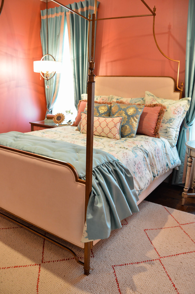 Стильный дизайн: большая гостевая спальня (комната для гостей) в стиле неоклассика (современная классика) с розовыми стенами и темным паркетным полом без камина - последний тренд