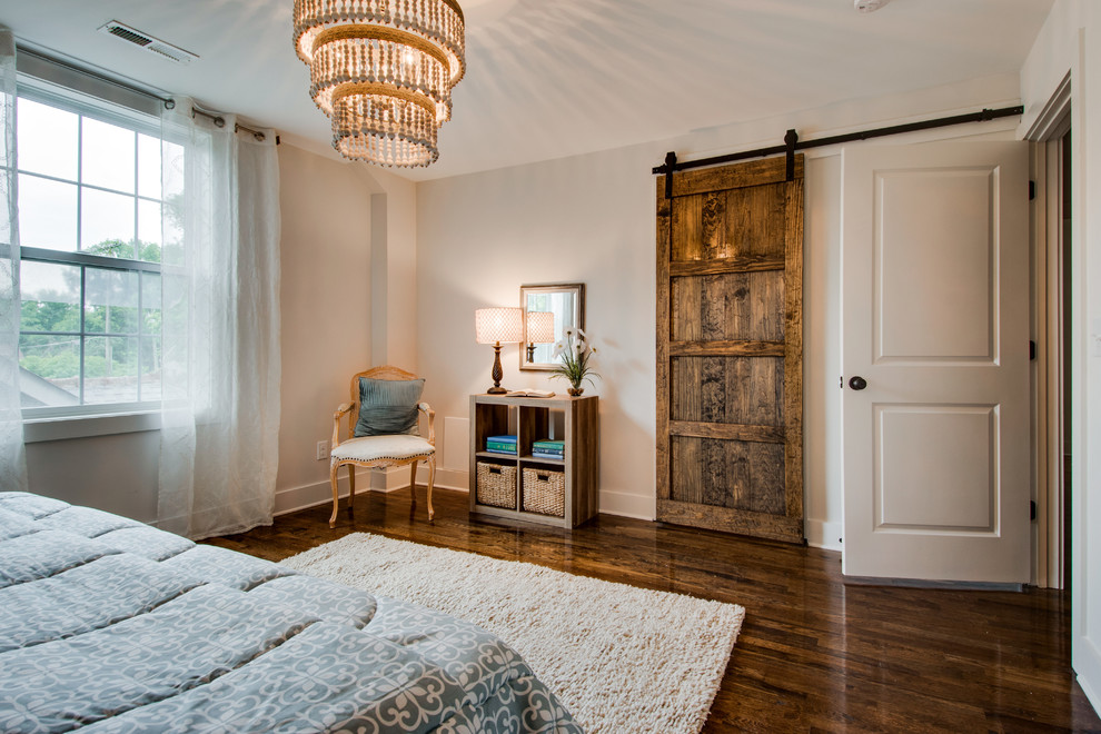 Mittelgroßes Country Gästezimmer ohne Kamin mit grauer Wandfarbe, dunklem Holzboden und braunem Boden in Nashville