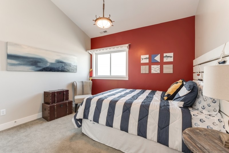 Idee per una camera degli ospiti stile marinaro di medie dimensioni con pareti rosse, moquette e pavimento beige