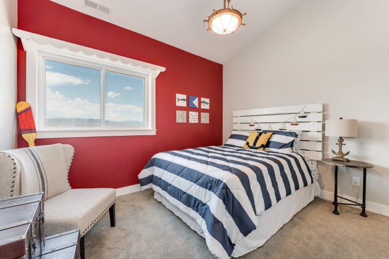 На фото: гостевая спальня среднего размера, (комната для гостей) в морском стиле с красными стенами, ковровым покрытием и бежевым полом с