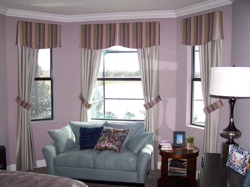 Foto de dormitorio principal contemporáneo de tamaño medio con paredes púrpuras