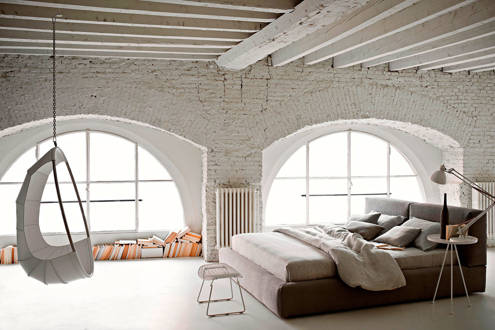 Inspiration för ett stort industriellt sovrum, med vita väggar