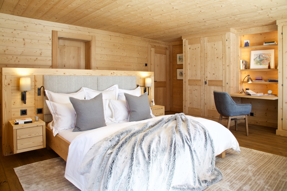 Großes Rustikales Hauptschlafzimmer mit beiger Wandfarbe, braunem Holzboden und braunem Boden in London