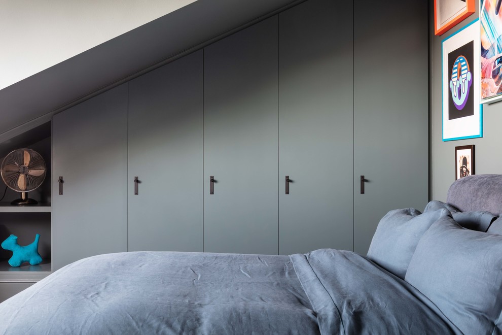 Стильный дизайн: гостевая спальня среднего размера, (комната для гостей) в скандинавском стиле с серыми стенами - последний тренд