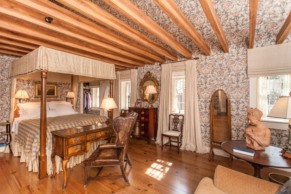 Foto de dormitorio principal clásico con paredes multicolor, suelo de madera en tonos medios y con escritorio