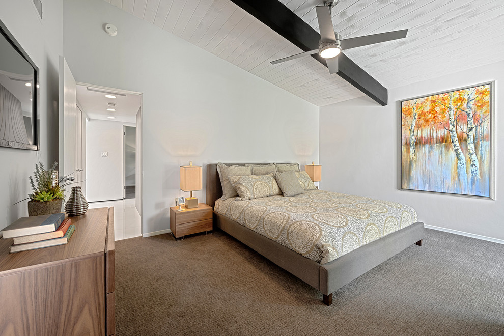 Ejemplo de dormitorio principal retro de tamaño medio con paredes blancas y moqueta