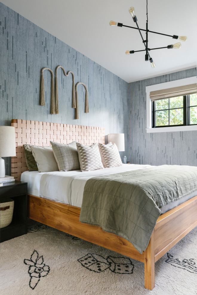 Maritimes Schlafzimmer mit grauer Wandfarbe, gewölbter Decke und Tapetenwänden in San Francisco