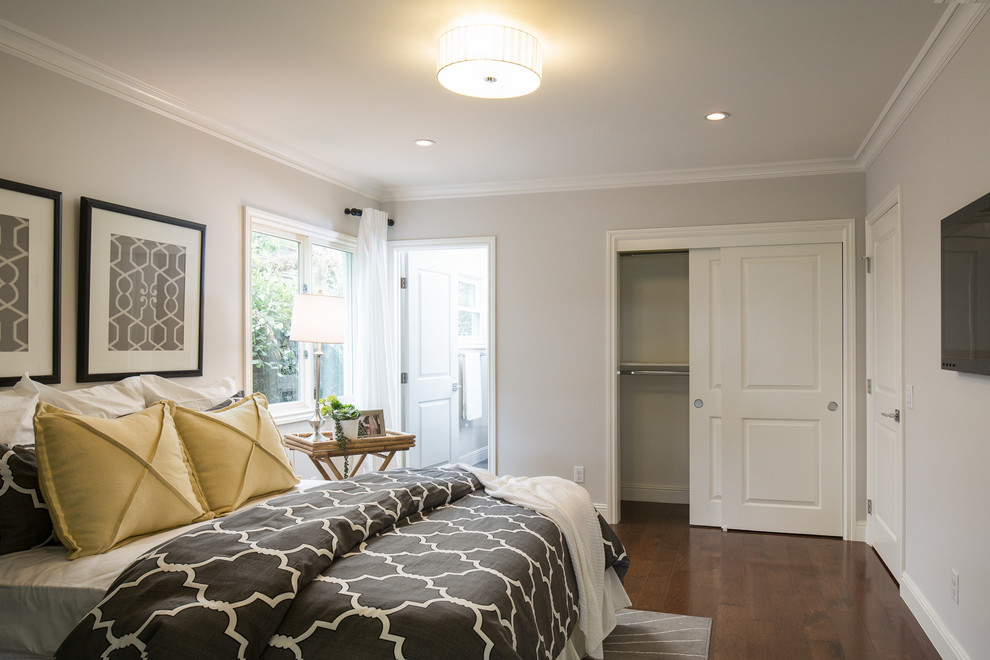 Inspiration pour une chambre d'amis design de taille moyenne avec un mur blanc et un sol en bois brun.