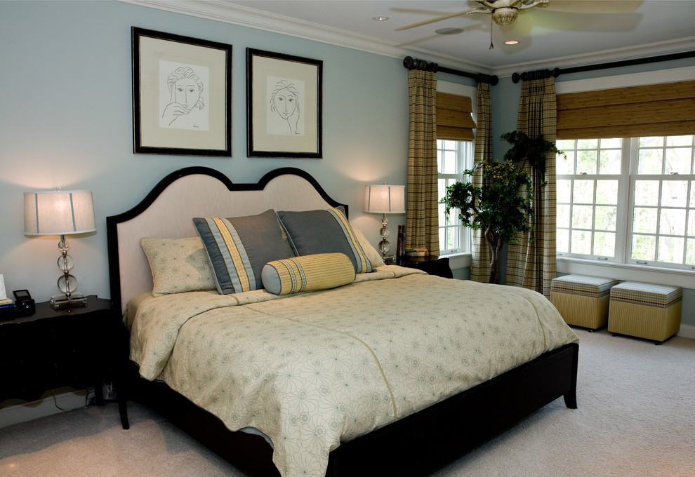 На фото: хозяйская спальня среднего размера в классическом стиле с синими стенами, ковровым покрытием и бежевым полом без камина