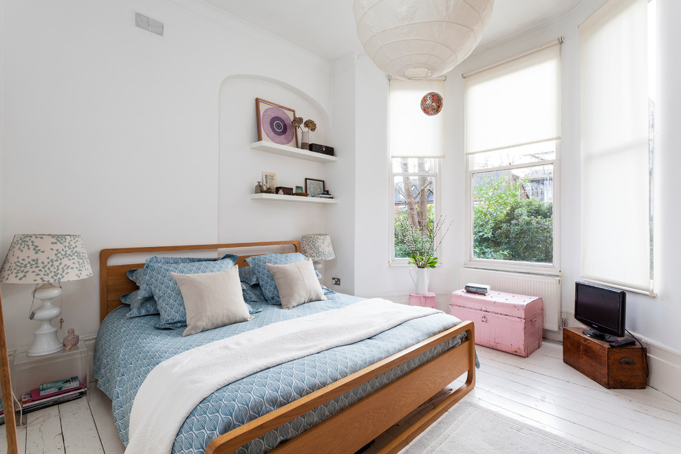 Стильный дизайн: спальня в стиле фьюжн с белыми стенами и деревянным полом - последний тренд