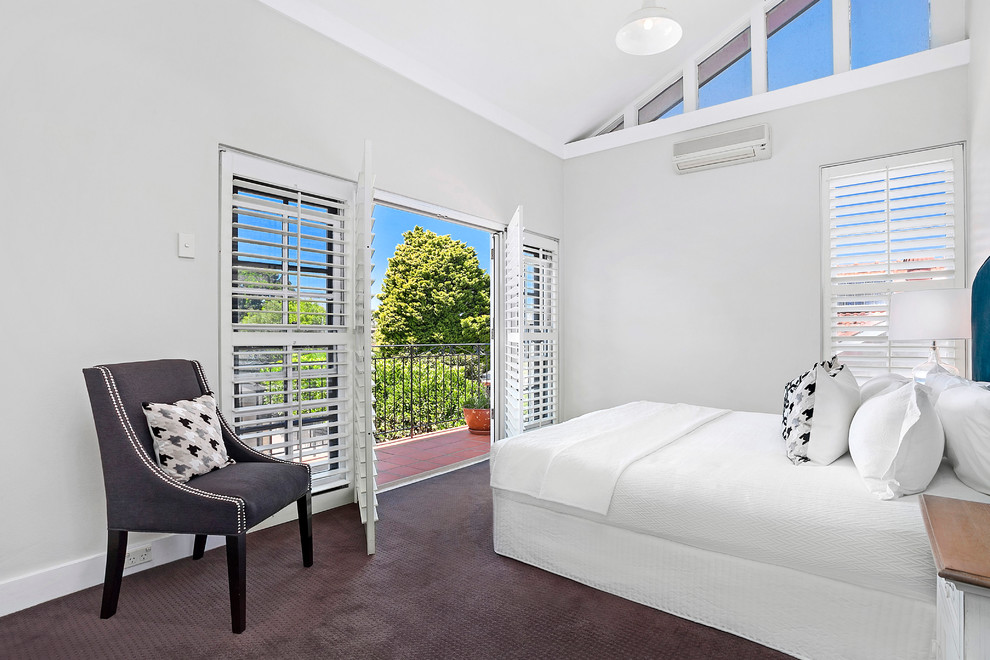 На фото: спальня среднего размера на антресоли в стиле неоклассика (современная классика) с бежевыми стенами и ковровым покрытием с