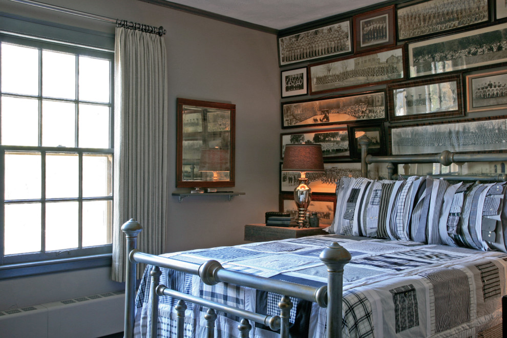 Ejemplo de dormitorio principal bohemio de tamaño medio con paredes grises y suelo de madera en tonos medios