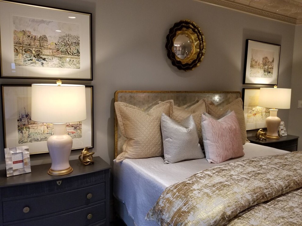На фото: хозяйская спальня среднего размера в стиле неоклассика (современная классика) с бежевыми стенами, ковровым покрытием и серым полом без камина