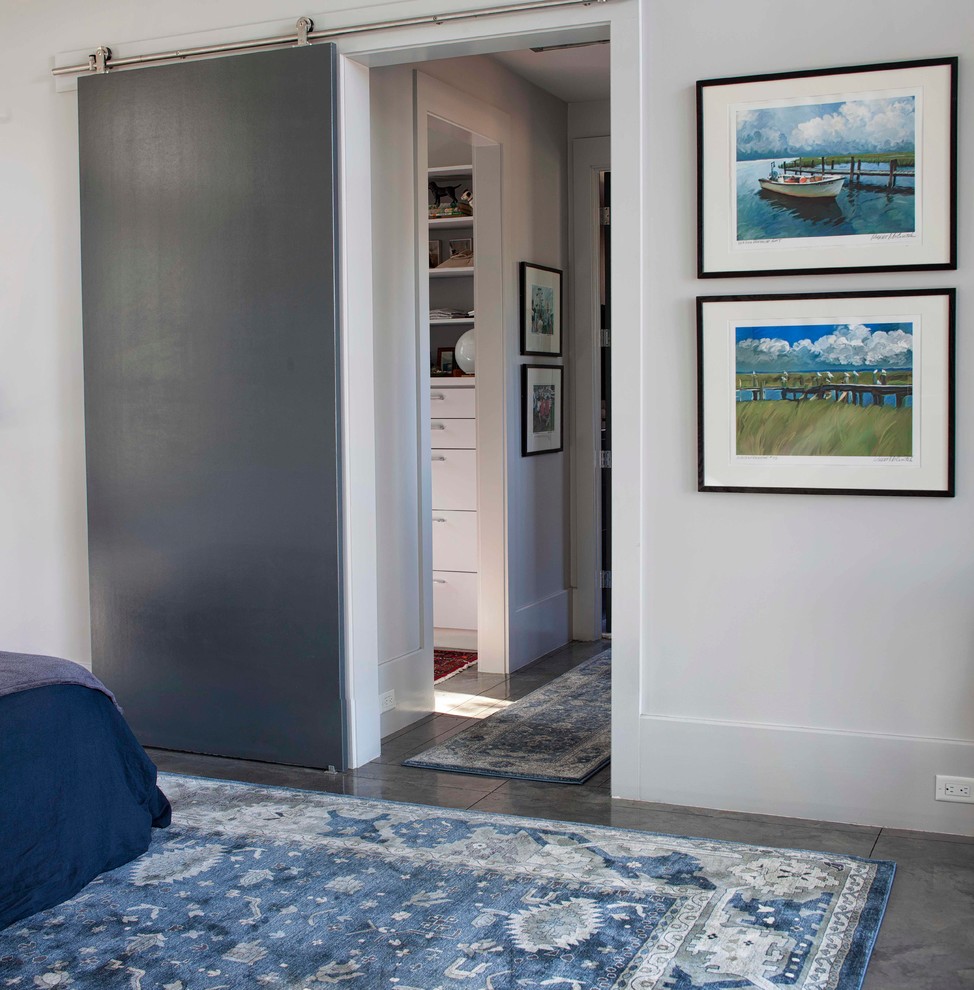 На фото: хозяйская спальня среднего размера в современном стиле с серыми стенами и бетонным полом с
