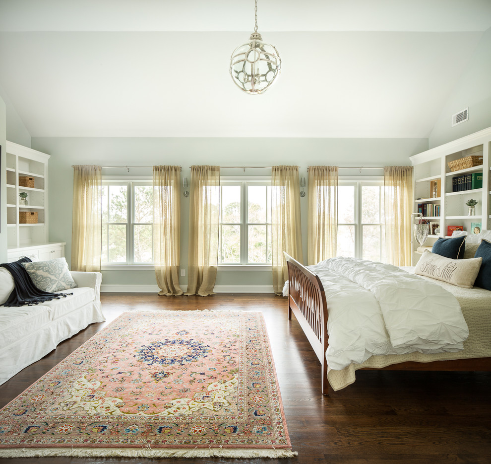 Klassisches Schlafzimmer mit grauer Wandfarbe und dunklem Holzboden in Atlanta