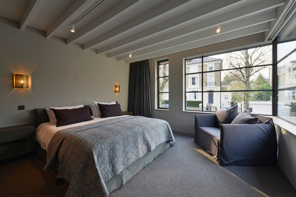 Идея дизайна: гостевая спальня среднего размера, (комната для гостей) в стиле лофт с серыми стенами, ковровым покрытием и серым полом