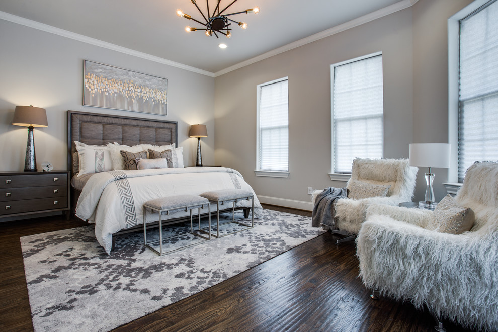 Imagen de dormitorio principal clásico renovado con paredes grises, suelo de madera oscura y suelo marrón