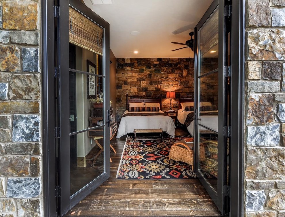 Imagen de habitación de invitados rústica de tamaño medio sin chimenea con suelo de madera oscura, suelo marrón y paredes marrones