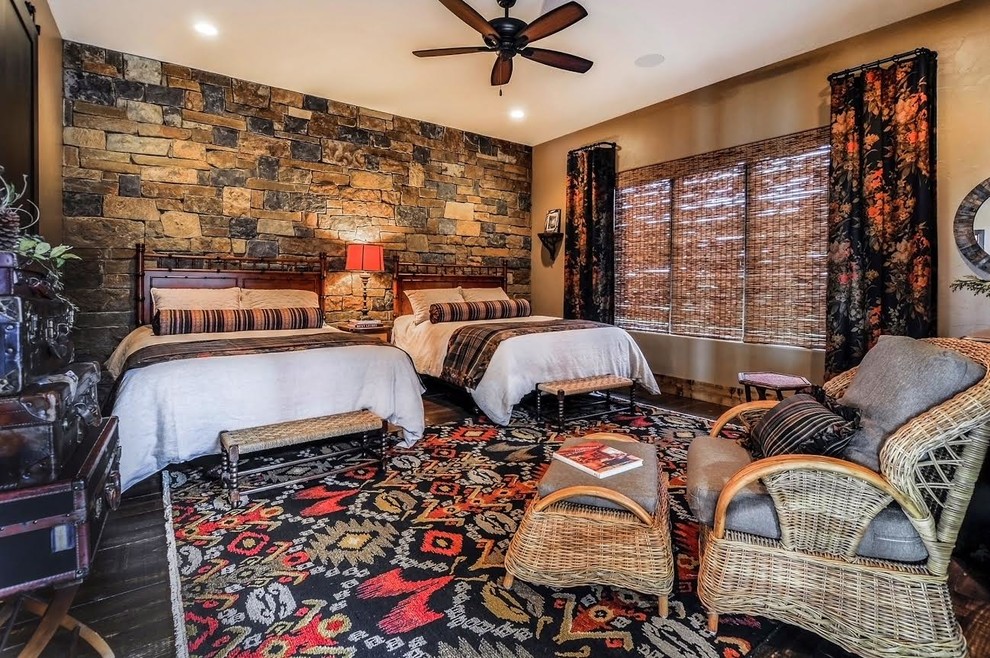 Imagen de habitación de invitados rústica de tamaño medio sin chimenea con paredes marrones, suelo de madera oscura y suelo marrón