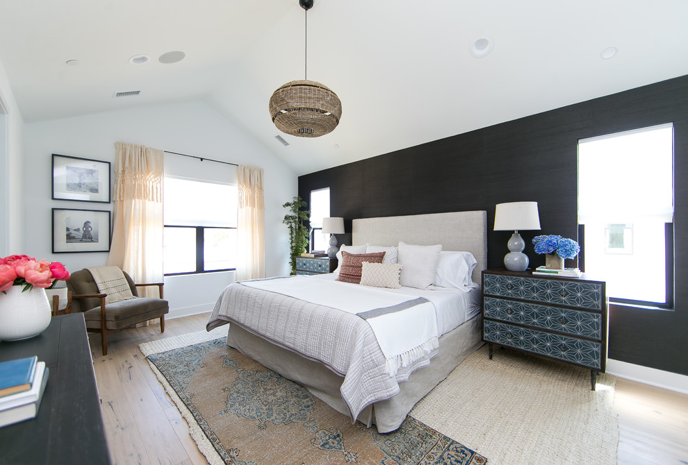 Ispirazione per una camera da letto costiera con pareti nere, parquet chiaro e pavimento beige