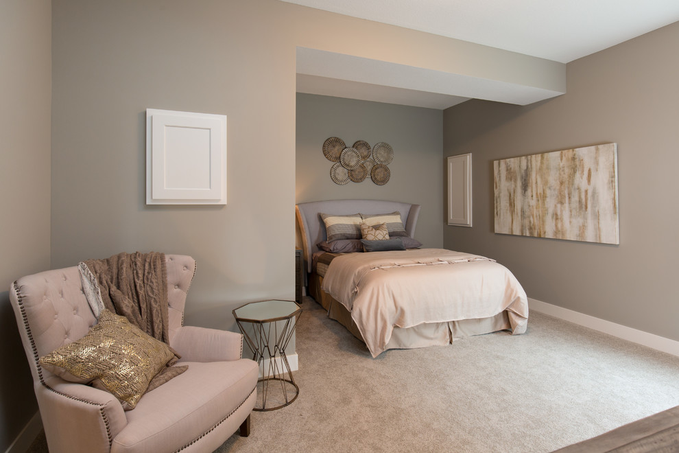 Ispirazione per una camera da letto tradizionale con pareti grigie, moquette e pavimento beige