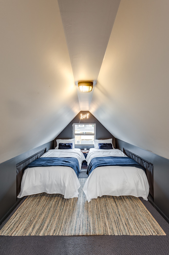 Modelo de dormitorio tipo loft tradicional de tamaño medio con moqueta