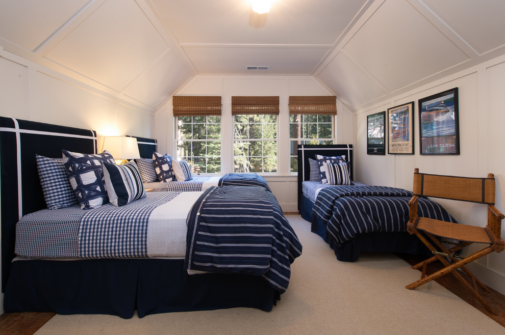 Пример оригинального дизайна: гостевая спальня среднего размера, (комната для гостей) в стиле рустика с белыми стенами, паркетным полом среднего тона и коричневым полом