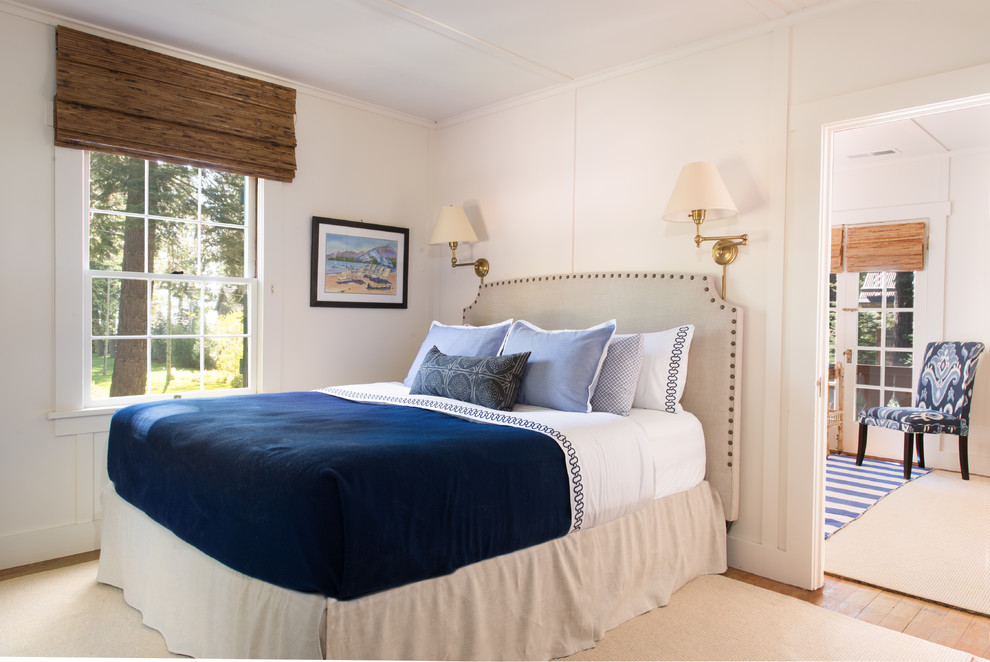 На фото: большая хозяйская спальня в стиле рустика с белыми стенами, паркетным полом среднего тона и коричневым полом с
