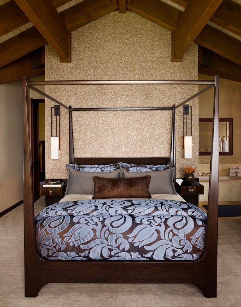 На фото: большая хозяйская спальня с ковровым покрытием и бежевыми стенами