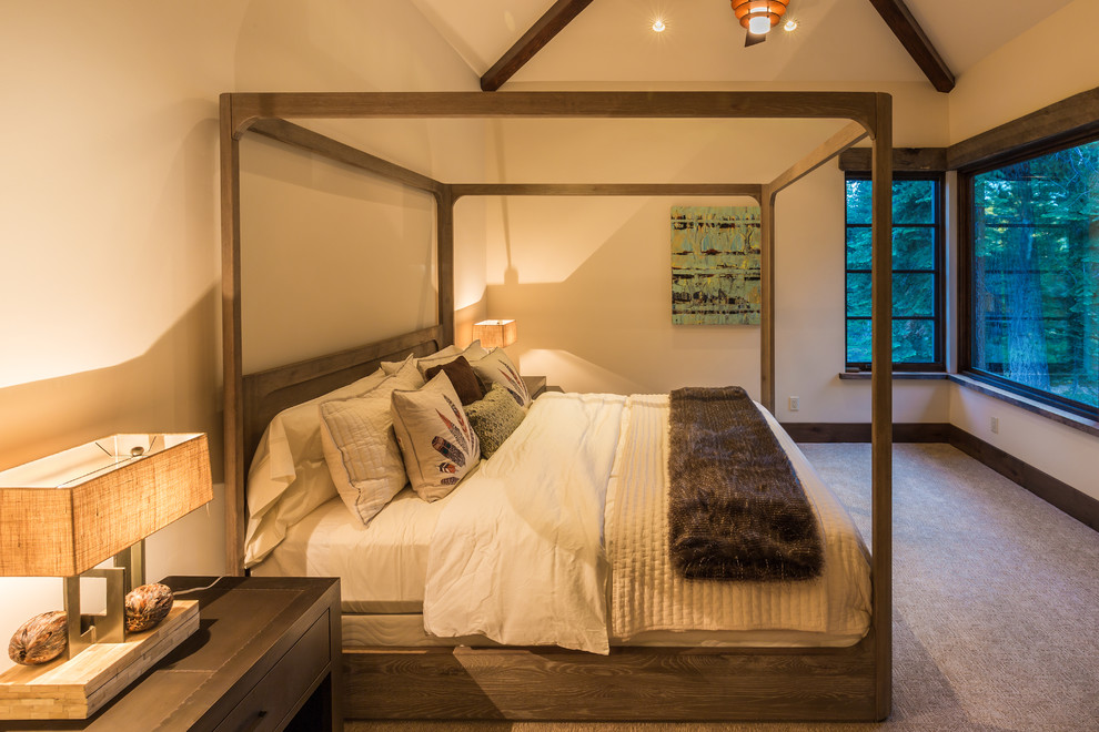 Пример оригинального дизайна: гостевая спальня (комната для гостей) в стиле рустика с бежевыми стенами, ковровым покрытием и бежевым полом