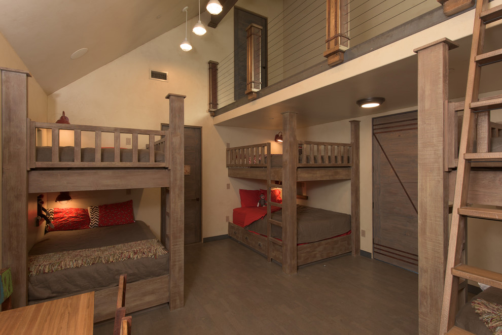 Foto de dormitorio tipo loft industrial grande con paredes beige y suelo de madera en tonos medios