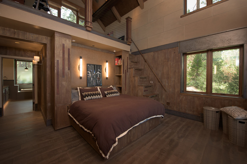 Пример оригинального дизайна: большая хозяйская спальня в стиле лофт с бежевыми стенами и паркетным полом среднего тона